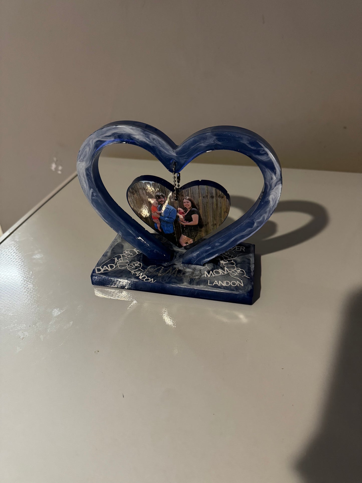 **Charming Heart-Shaped Photo Frame – Capture Your Love!**