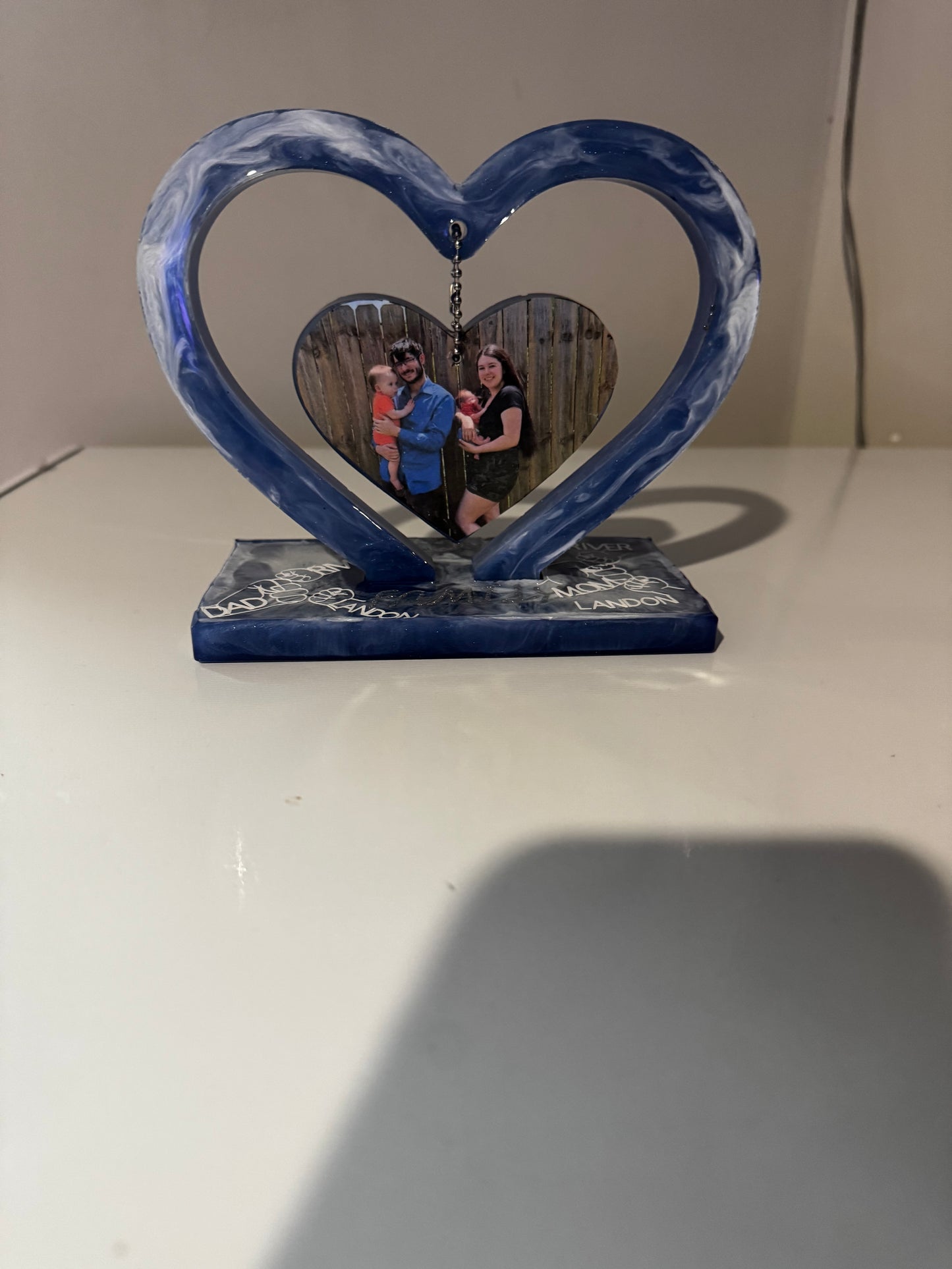 **Charming Heart-Shaped Photo Frame – Capture Your Love!**